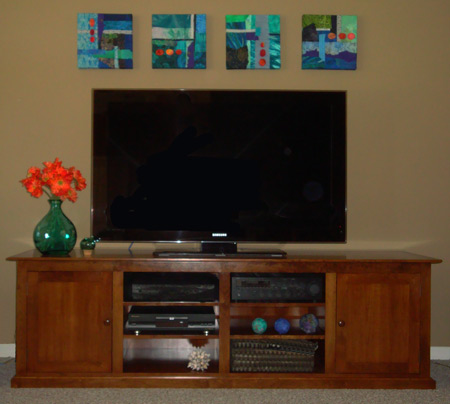 Image - TV and cabinet